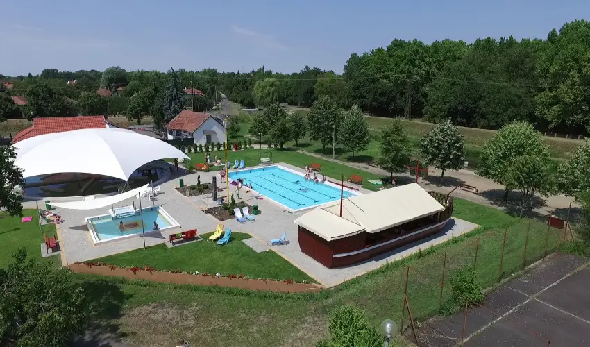 H�forr�s Hotel �s �d�l�park Gyula