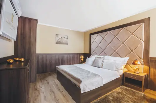 Koml� Hotel, Gyula